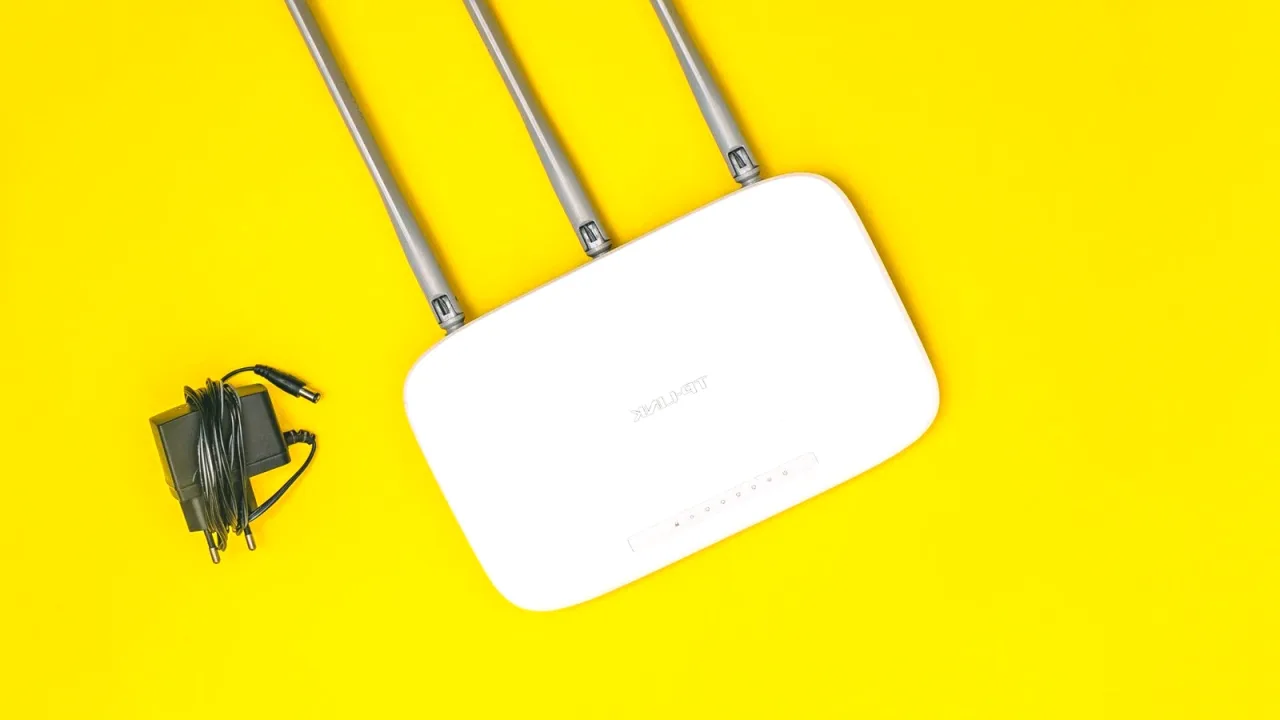Sarı zemin üzerinde wifi router